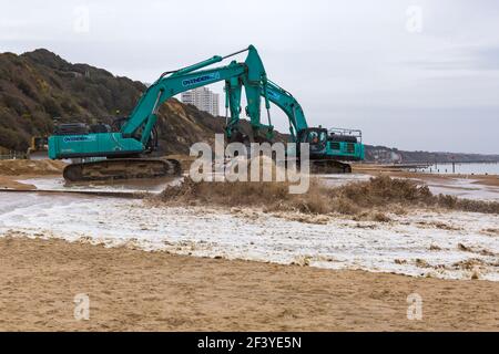 Bournemouth, Dorset, Royaume-Uni. 18 mars 2021. Les travaux de réapprovisionnement de la plage ont lieu sur la plage de Bournemouth, le sable étant pompé hors de la mer par une drague à travers des tuyaux sur le bord de mer de la plage. Avec plus de personnes susceptibles de prendre des promenades cette année et des vacances à Bournemouth les plages de sable doré font partie de l'attraction. Excavatrices Ovenden SK500 - l'eau et le sable sont pompés et se précipitent. Crédit : Carolyn Jenkins/Alay Live News Banque D'Images