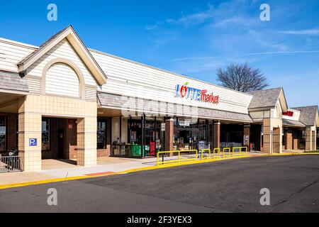 Herndon, États-Unis - 18 mars 2020 : rue extérieure dans le centre commercial de strip avec entrée de magasin de marché asiatique coréen Lotte vendant des produits d'épicerie en VI Banque D'Images