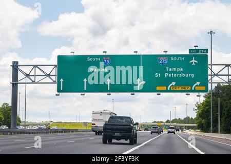 Lutz, États-Unis - 27 avril 2018 : panneau de sortie de Naples, Saint-Pétersbourg et Tampa vers la route 75 et 275 sud, panneau de sortie de la route de l'autoroute en Floride Banque D'Images