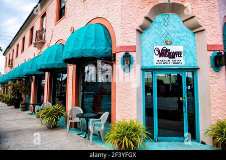 Venice, États-Unis - 29 avril 2018 : magasin de vins et cafés vendant des souvenirs inhabituels et de la nourriture gastronomique avec salon extérieur avec table de chaises Banque D'Images