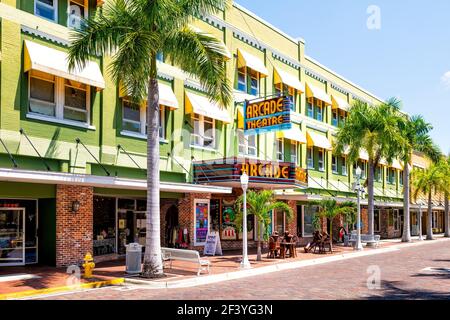 Fort Myers, États-Unis - 29 avril 2018 : rue Florida Gulf of Mexico avec panneau rétro au néon vintage pour le théâtre Arcade bâtiment avec magasins Banque D'Images