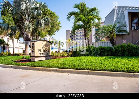 Fort Myers Beach, États-Unis - 29 avril 2018: Côte du golfe de Floride du mexique avec luxueux appartement cher immeuble de condominium Pelican Watch avec add Banque D'Images