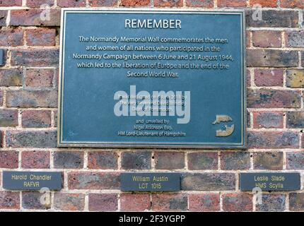 Plaque commémorative sur le mur commémoratif de Normandie au D Day Museum, bord de mer de Southsea, Southsea, Portsmouth, Hampshire, Angleterre, Royaume-Uni Banque D'Images