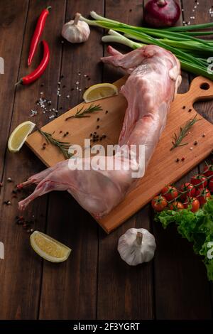 viande de lapin rouge fraîche sur une planche à découper en bois Banque D'Images