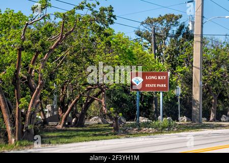 Long Key, États-Unis - 1er mai 2018 : panneau du parc d'état dans l'île Florida Keys par la route de rue en été Banque D'Images