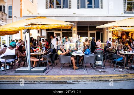 Miami Beach, États-Unis - 5 mai 2018 : les personnes qui mangent en buvant au restaurant-bar Voodoo Lounge à South Beach, Floride, sur Ocean Drive par un dist art déco Banque D'Images