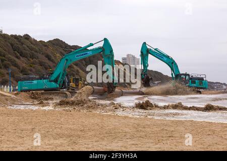 Bournemouth, Dorset, Royaume-Uni. 18 mars 2021. Les travaux de réapprovisionnement de la plage ont lieu sur la plage de Bournemouth, le sable étant pompé hors de la mer par une drague à travers des tuyaux sur le bord de mer de la plage. Avec plus de personnes susceptibles de prendre des promenades cette année et des vacances à Bournemouth les plages de sable doré font partie de l'attraction. Excavatrices Ovenden SK500 - l'eau et le sable sont pompés et se précipitent. Crédit : Carolyn Jenkins/Alay Live News Banque D'Images