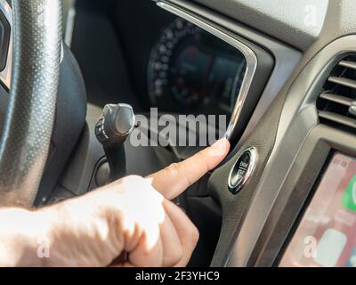 Système d'arrêt du démarrage du véhicule en appuyant avec le doigt sur le bouton Banque D'Images