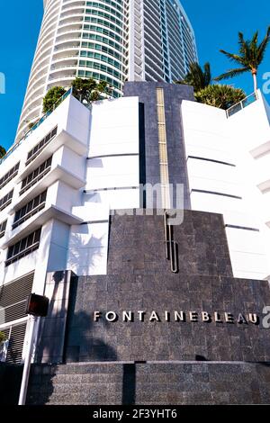 Miami Beach, États-Unis - 5 mai 2018 : panneau de l'hôtel de luxe Fountainbleau sur la fontaine d'eau de l'avenue Collins à Miami Beach, en Floride, en été Banque D'Images