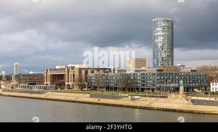 Le triangle de Cologne est un point de repère important à Cologne et visible dans tout le centre-ville. Banque D'Images