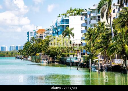 Bal Harbour, États-Unis - 8 mai 2018 : Miami, Floride paysage urbain ensoleillé avec l'eau verte de Surfside Biscayne Bay par des maisons résidentielles riches avec privé Banque D'Images