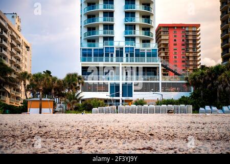 Sunny Isles Beach, États-Unis - 7 mai 2018: Florida Sole Miami luxueux hôtel spa sur la plage de bord de mer avec chaises inclinables empilées, les gens manger Banque D'Images