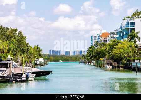 Bal Harbour, États-Unis - 8 mai 2018 : Miami, Floride paysage urbain ensoleillé de jour avec océan vert Biscayne Bay eau verte par les maisons riches résidentielles wi Banque D'Images