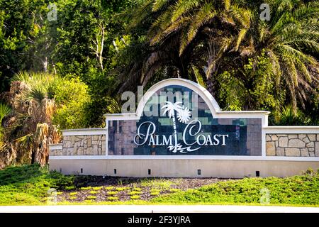 Palm Coast, États-Unis - 10 mai 2018 : panneau de bienvenue à la ville côtière dans le comté de Flagler, Floride dans un parc avec des palmiers en arrière-plan en été Banque D'Images