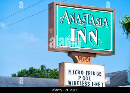 St. Augustine, États-Unis - 10 mai 2018 : panneau de motel de l'hôtel Anastasia Inn à la ville tropicale de l'île de Floride en été avec annonce pour le mini-réfrigérateur et la piscine sans fil Banque D'Images