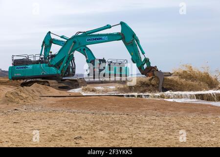 Bournemouth, Dorset, Royaume-Uni. 18 mars 2021. Les travaux de réapprovisionnement de la plage ont lieu sur la plage de Bournemouth, le sable étant pompé hors de la mer par une drague à travers des tuyaux sur le bord de mer de la plage. Avec plus de personnes susceptibles de prendre des promenades cette année et des vacances à Bournemouth les plages de sable doré font partie de l'attraction. Excavatrices Ovenden SK500 - l'eau et le sable sont pompés et se précipitent. Crédit : Carolyn Jenkins/Alay Live News Banque D'Images