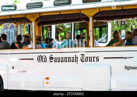 Savannah, Etats-Unis - 11 mai 2018: Rue près du parc Forsyth en Géorgie le jour ensoleillé en été avec les gens qui font de la vieille ville tour en tramway en été Banque D'Images