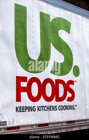 Savannah, États-Unis - 11 mai 2018 : rue Georgia City River et US Foods affiche de conteneur de nourriture pour camion de réfrigérateur, message du logo de Keeping cuisines Cooking Banque D'Images