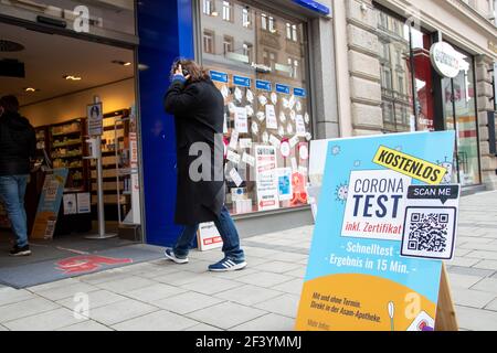 Menschen gehen in eine Apotheke UM den wöchentlichen kostenlosen Corona Schnelltest zu bekommen. Während die Inzidez in München weiter ansteigt und evtl. Bald die Geschäfte wieder schließen müssen, sind viele Menschen am 18. März 2021 in der Münchner Innenstadt unterwegs und kaufen ein. Die neuen Varianten des coronavirus betragen in der Landeshauptstadt aktuell FAST 70%. * tandis que l'incidence est en hausse et les magasins peuvent devoir fermer à nouveau, beaucoup de personnes le 18 2021 mars vont à la zone piétonne à Munich, Allemagne et acheter des trucs. Le nombre de nouvelles variantes à Munich est d'environ 70%. (Photo par Banque D'Images