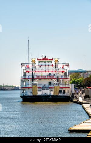 Savannah, États-Unis - 11 mai 2018 : bord de mer de la vieille ville de River Street avec Georgia Queen bateau de croisière à vapeur belles ferry avec les gens dans la ville du sud Banque D'Images