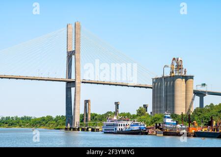 Savannah, États-Unis - 11 mai 2018 : bord de mer de la rivière Savannah avec Georgia Queen traversier en bateau à vapeur par des silos industriels en béton pour le ciment dans le sud par Euge Banque D'Images