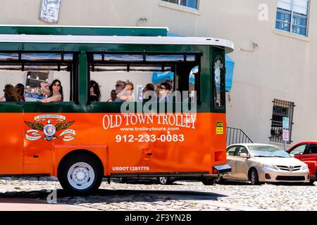 Savannah, Etats-Unis - 11 mai 2018 : rue de la vieille ville de River en Géorgie, ville du sud avec tramway en bus et personnes à cheval sur la visite guidée sur cobbl Banque D'Images