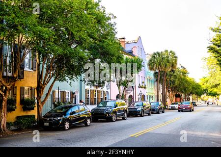 Charleston, USA - 12 mai 2018: Quartier du centre-ville dans la ville avec rue résidentielle en Caroline du Sud avec des voitures et des gens dans la ville méridionale multicolore Banque D'Images