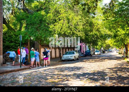 Charleston, États-Unis - 12 mai 2018 : Caroline du Sud centre-ville du sud ville de la vieille ville française quartier avec des gens sur la visite guidée à pied sur le pavé résident Banque D'Images