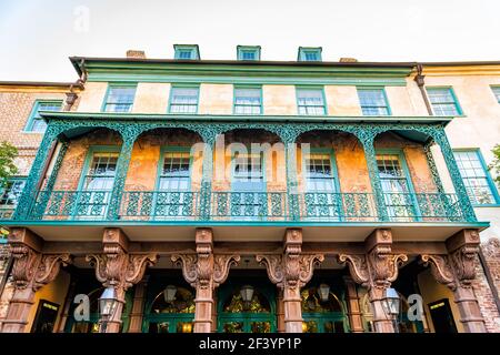 Charleston, USA - 12 mai 2018 : façade de bâtiment de théâtre de rue Dock avec rangées de colonnes de stuc architecture fédérale à Charleston, Caroline du Sud Fre Banque D'Images