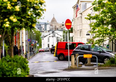 Reykjavik, Islande - 19 juin 2018 : rue calme dans le centre-ville et abrite des bâtiments avec des voitures garées et un panneau stop Banque D'Images