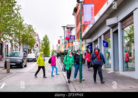 Reykjavik, Islande - 19 juin 2018 : les gens magasinent sur le trottoir de la rue Bankastreti dans le centre-ville de la capitale par des magasins de bijoux, magasins hors taxes sur Banque D'Images