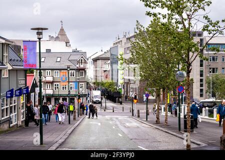 Reykjavik, Islande - 19 juin 2018 : les gens font du shopping sur la rue Bankastraeti dans le centre-ville par des magasins hors taxe l'été par jour nuageux Banque D'Images