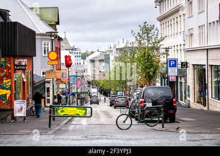 Reykjavik, Islande - 19 juin 2018 : personnes marchant sur la rue Bankastraeti dans le centre-ville à proximité de cafés-restaurants, magasins hors taxe dans su Banque D'Images