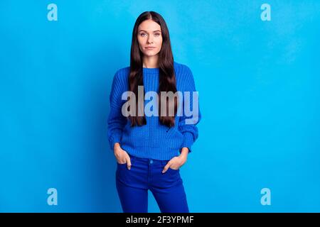 Photo de brunette sérieuse belle dame porter pantalon chandail bleu isolé sur un arrière-plan de couleur vive Banque D'Images