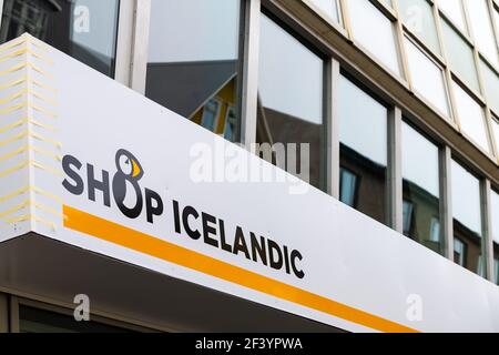 Reykjavik, Islande - 19 juin 2018 : gros plan de Sing for Icelandic Shop Shoppislandais Store pour acheter un cadeau souvenir dans la rue commerçante de Laugavegur Banque D'Images