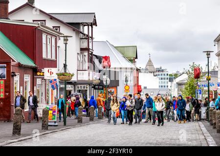 Reykjavik, Islande - 19 juin 2018: Beaucoup de gens touristes marchant sur le trottoir de rue dans le centre-ville à côté des magasins restaurants avec des panneaux en été Banque D'Images