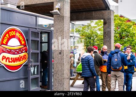 Reykjavik, Islande - 19 juin 2018: Rue de la place dans le centre de la ville avec des personnes marchant à côté de hot dog pylsuhusid maison stand restaurant foo Banque D'Images