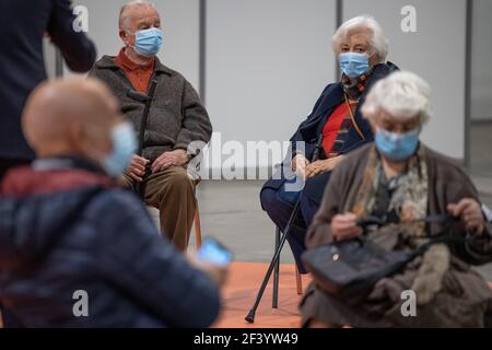 Le roi Albert II de Belgique et la reine Paola de Belgique Sur la photo dans la file d'attente pour recevoir un vaccin Covid-19 Au village de vaccination au Brus Banque D'Images