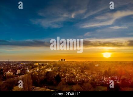 Vue aérienne de York, vue sud-ouest au coucher du soleil avec York Minster au loin. ROYAUME-UNI Banque D'Images
