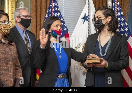 Debra Haaland, avec sa fille Somah Haaland (R) et des membres de sa famille, participe à sa cérémonie de prestation de serment en tant que secrétaire de l'intérieur au bureau de cérémonie du vice-président dans le bâtiment Eisenhower Executive Office à Washington, DC, USA, 18 mars 2021. Debra Haaland est la première personne amérindienne à être secrétaire du Cabinet présidentiel. Banque D'Images