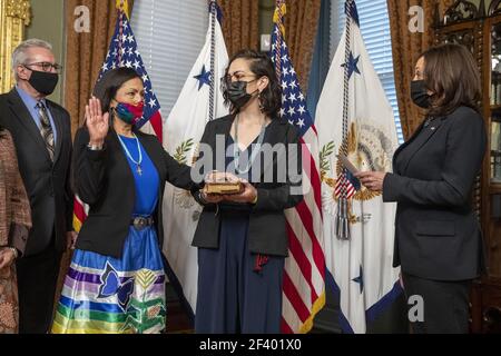 LE vice-président AMÉRICAIN Kamala Harris (R) participe à la cérémonie de prestation de serment de Debra Haaland (3-L), avec sa fille Somah Haaland et des membres de sa famille, en tant que secrétaire de l'intérieur au bureau de cérémonie du vice-président dans le bâtiment Eisenhower Executive Office à Washington, DC, le 18 2021 mars. Debra Haaland est la première personne amérindienne à être secrétaire du Cabinet présidentiel. Photo de Shawn Thew/UPI Banque D'Images