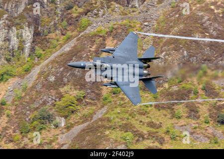 McDonnell Douglas F-15E Strike Eagle, formation de bas niveau dans le Mach Loop, pays de Galles, US Air Force basé à RAF Lakenheath, Suffolk, Royaume-Uni Banque D'Images