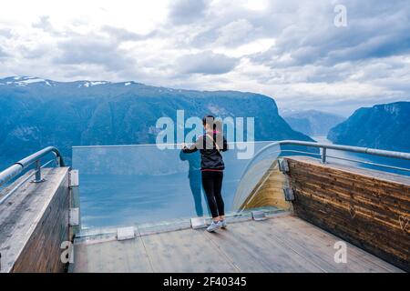 Stegastein Lookout magnifique nature Norvège vue sur la terrasse d'observation. Stegastein Lookout pont d'observation point de vue magnifique nature Norvège. Banque D'Images