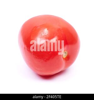 Petite tomate avec moule isolée sur fond blanc Banque D'Images