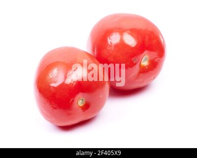 Petite tomate avec moule isolée sur fond blanc Banque D'Images