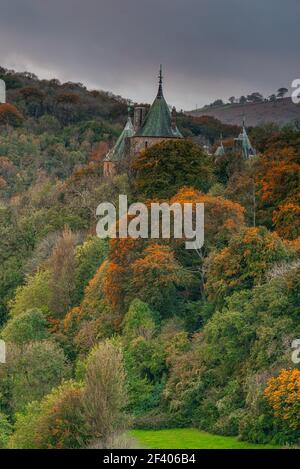 Castell Coch, le château rouge, à la périphérie de Cardiff, pays de Galles, en automne Banque D'Images