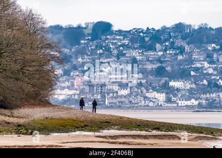 Arnside, Cumbria, Royaume-Uni. 18 mars 2021. Les marcheurs d'Arnside, Cumbria, bénéficient d'une belle vue sur Grange-over-Sands au-dessus de l'estuaire du Kent lors d'une belle journée de mars. Crédit : John Eveson/Alamy Live News Banque D'Images