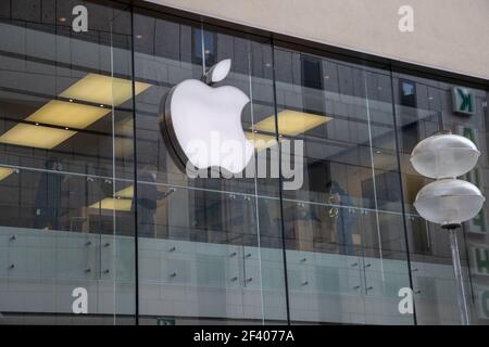 Apple Store. Menschen Shoppen in München am 18.3.2021. - les gens font du shopping à Munich, en Allemagne, le 18 2021 mars. (Photo par Alexander Pohl/Sipa USA) crédit: SIPA USA/Alay Live News Banque D'Images