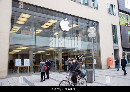 Apple Store. Menschen Shoppen in München am 18.3.2021. - les gens font du shopping à Munich, en Allemagne, le 18 2021 mars. (Photo par Alexander Pohl/Sipa USA) crédit: SIPA USA/Alay Live News Banque D'Images