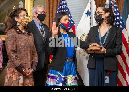 Washington, États-Unis. 18 mars 2021. Debra Haaland, avec sa fille Somah Haaland (R) et des membres de sa famille, participe à sa cérémonie de prestation de serment en tant que secrétaire de l'intérieur au bureau de cérémonie du vice-président dans le bâtiment Eisenhower Executive Office à Washington, DC, USA, 18 mars 2021. Debra Haaland est la première personne amérindienne à être secrétaire du Cabinet présidentiel. Credit: SIPA USA/Alay Live News Banque D'Images